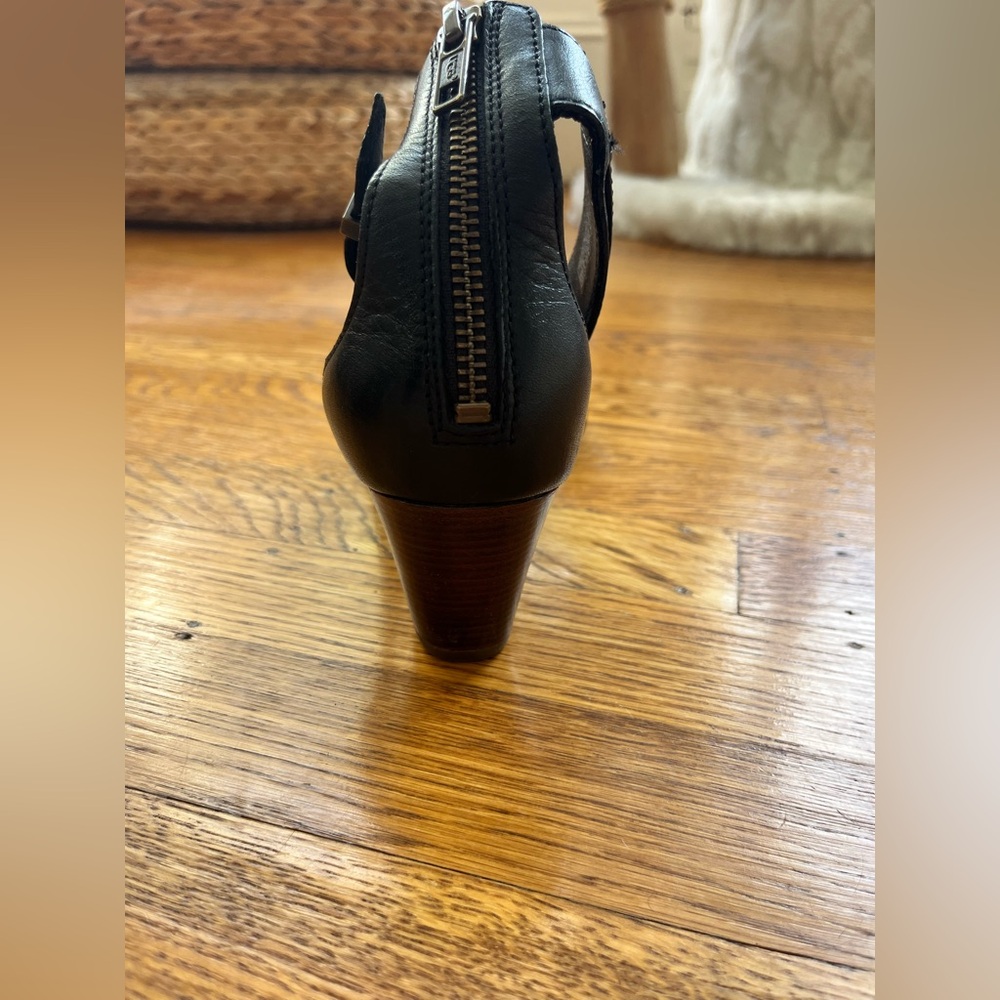 UGG Women's Black Leather Sandals - Picture 10 of 16